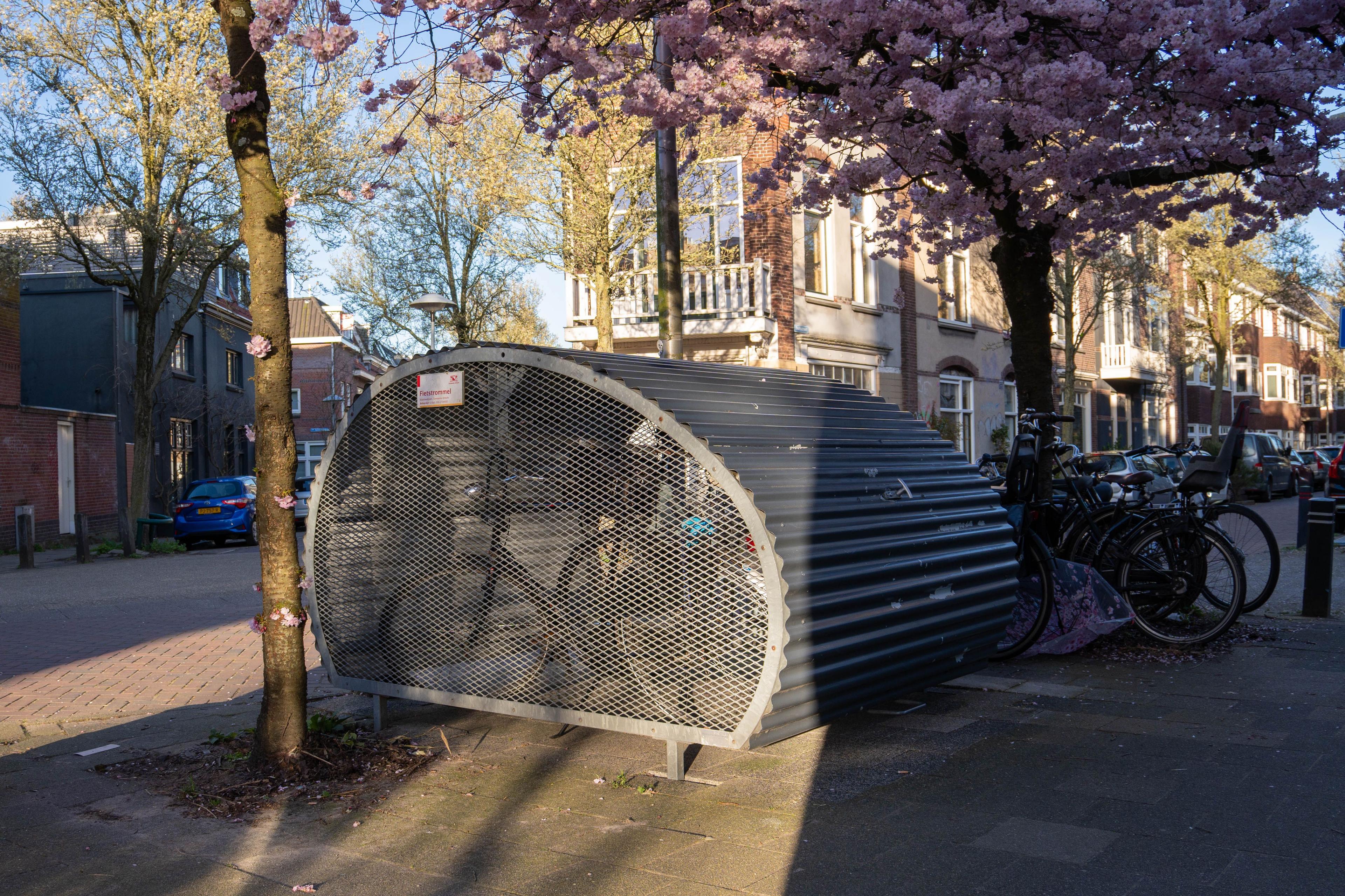 fietstrommel op een stoep in Utrecht. Bovenkant is rond en zijkanten doorzichtig